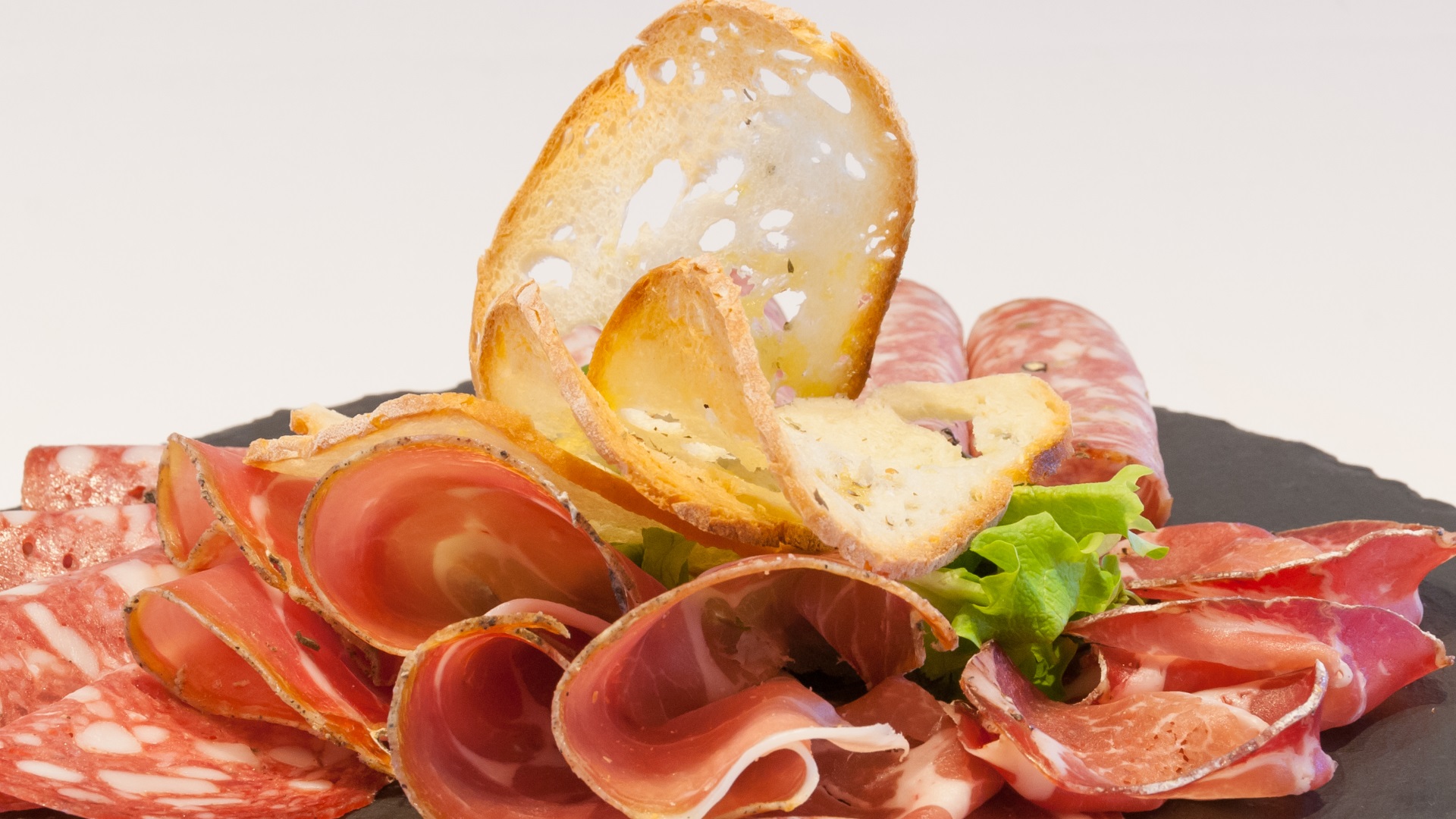 Tagliere di salumi misto con focaccia calda 