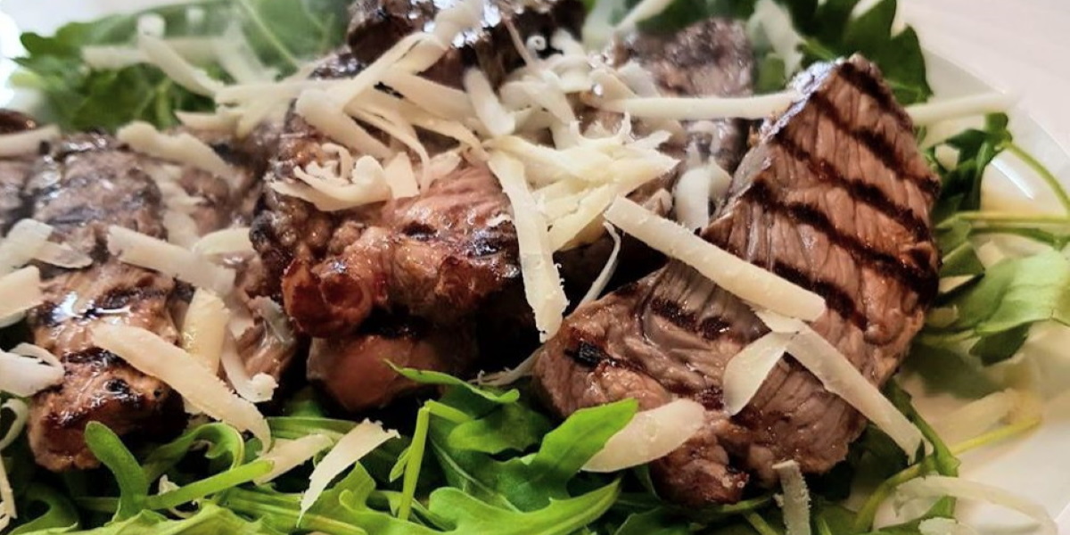Beef steak slices with rocket salad and parmesan cheese flakes 