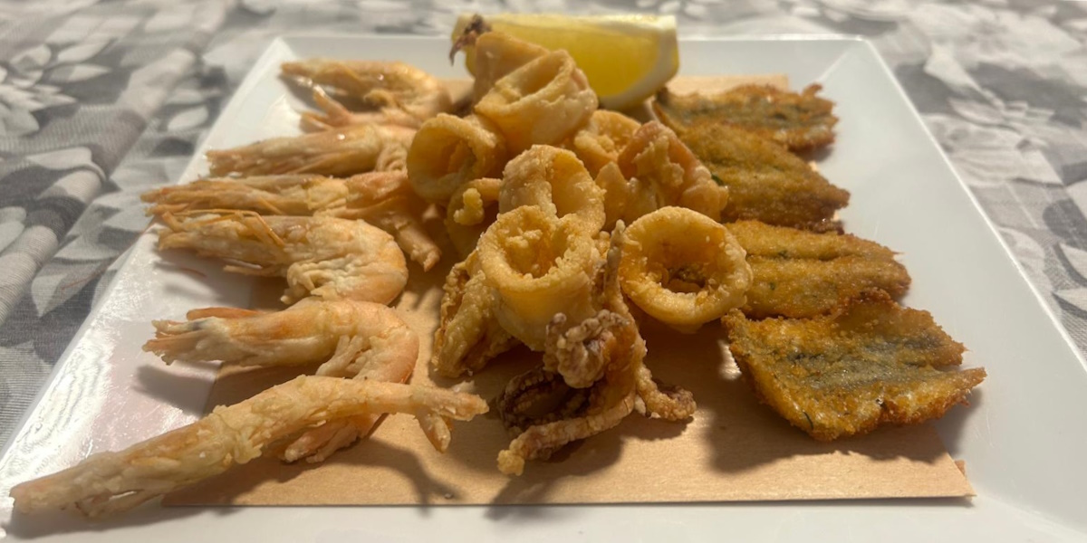 Frittierte Tintenfische, Garnelen und Sardellen