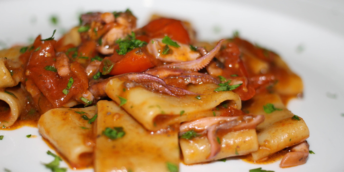 Paccheri mit Tintenfisch und Kirschtomaten mit parmesan-Käseflocken